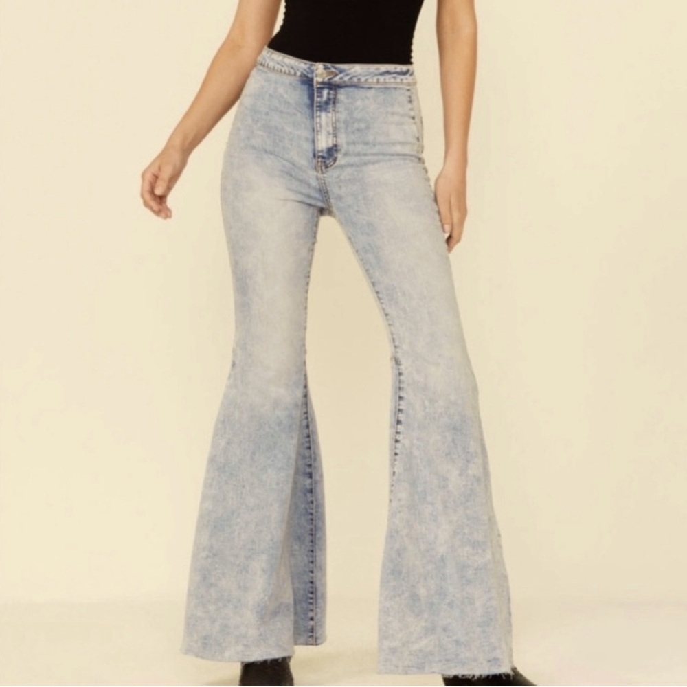 NWT sz 28 Flare Jeans. Reasonable offers welcome.
